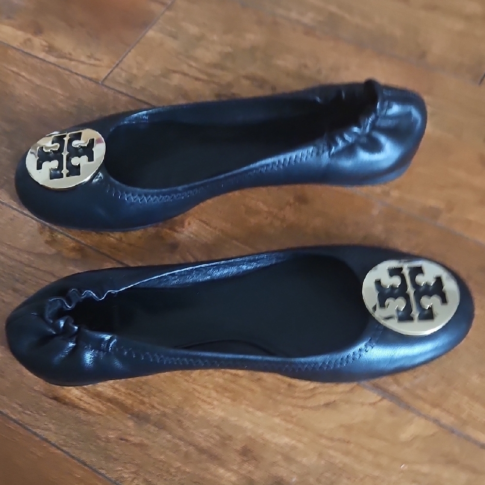Tory Burch Black Flats with Gold Emblem Sz 10M - Picture 6 of 13